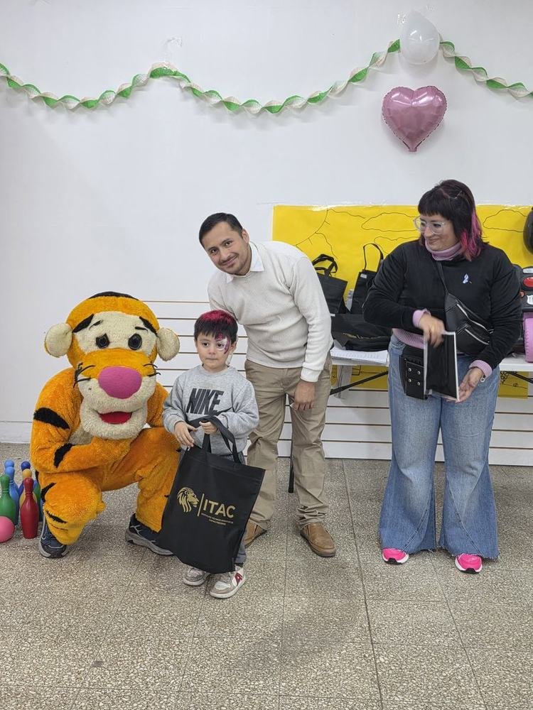 Niño con mascota en evento ITAC