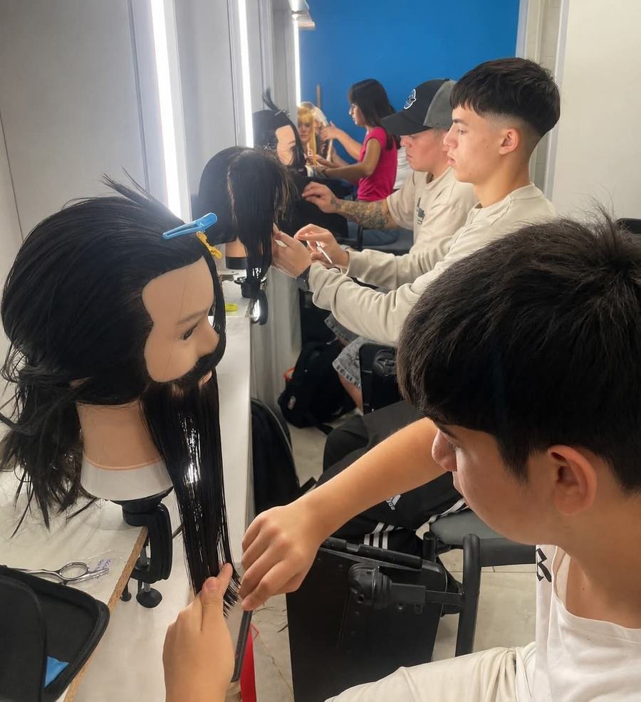 Práctica de peluquería en cabezas maniquí